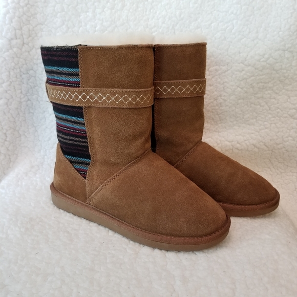 Minnetonka Shoes - Minnetonka tan sheepskin and fabric slipper boots